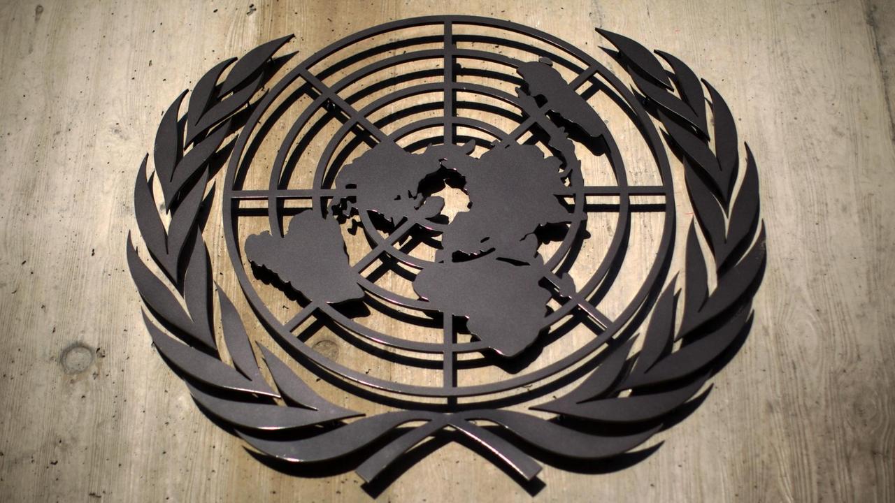 Handeln gerade ein neues Seerechtsübereinkommen aus: UN-Logo am Eingangstor der Vereinten Nationen in Genf