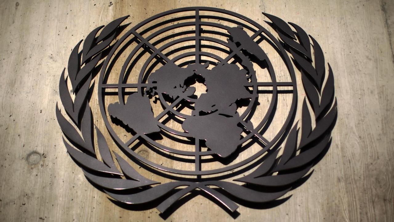 Handeln gerade ein neues Seerechtsübereinkommen aus: UN-Logo am Eingangstor der Vereinten Nationen in Genf Handeln gerade ein neues Seerechtsübereinkommen aus: UN-Logo am Eingangstor der Vereinten Nationen in Genf