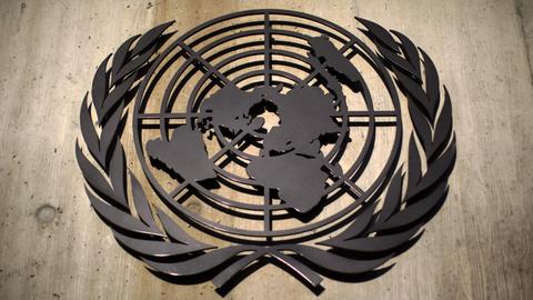 Das Eingangstor der Vereinten Nationen in Genf mit dem UNO-Logo, aufgenommen am 26.12.2011.