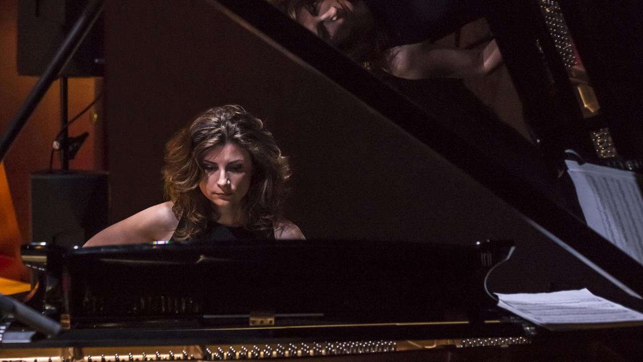 Die Pianistin Tania Giannouli sitzt an einem Flügel Die Pianistin Tania Giannouli sitzt an einem Flügel