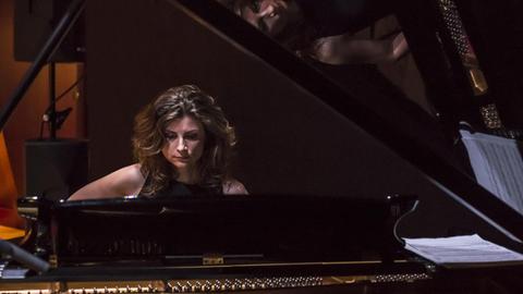 Die Pianistin Tania Giannouli sitzt an einem Flügel