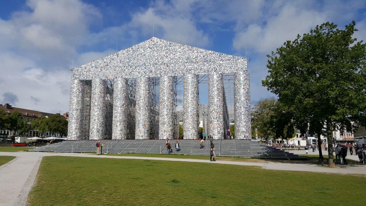 Auf einem Hügel steht ein aus Büchern zusammengesetzter Parthenon nach dem Vorbild des Parthenon auf der Athener Akropolis. Auf einem Hügel steht ein aus Büchern zusammengesetzter Parthenon nach dem Vorbild des Parthenon auf der Athener Akropolis.