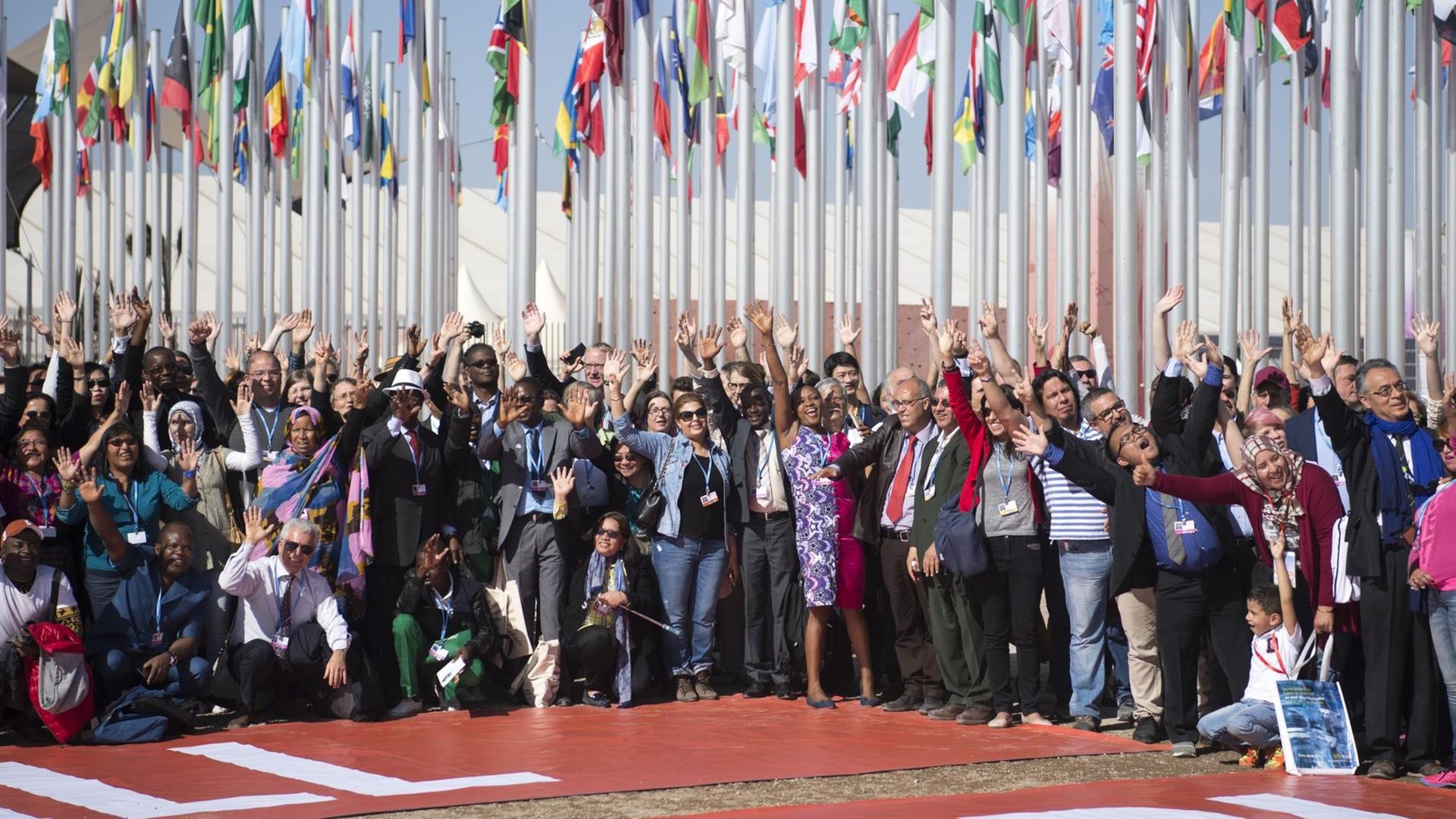 Mitglieder internationaler Delegationen posieren zum Abschluss des Gipfels.