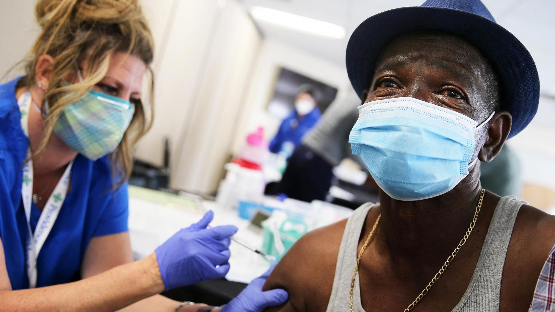 Larry Green bekommt seine zweite Dosis 'Moderna', COVID-19 Impfung von einer Krankenschwester in einer Pop-up-Impfklinik in Los Angeles, Kalifornien, 12.03.2021. Larry Green bekommt seine zweite Dosis 'Moderna', COVID-19 Impfung von einer Krankenschwester in einer Pop-up-Impfklinik in Los Angeles, Kalifornien, 12.03.2021.