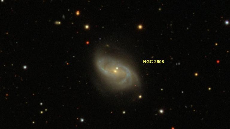 Auf dieser Aufnahme von NGC 2608 treten deutlich zahlreiche Sternentstehungsregionen als hellblaue Gebiete hervor