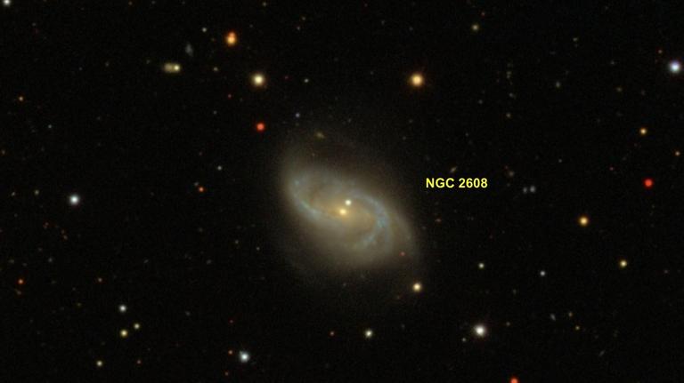 Auf dieser Aufnahme von NGC 2608 treten deutlich zahlreiche Sternentstehungsregionen als hellblaue Gebiete hervor Auf dieser Aufnahme von NGC 2608 treten deutlich zahlreiche Sternentstehungsregionen als hellblaue Gebiete hervor