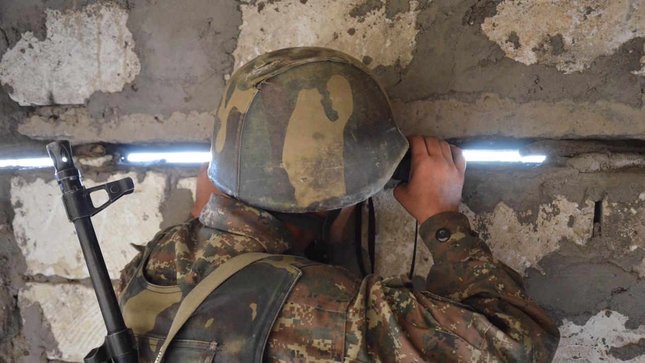 Ein Soldat der Armee Berg-Karabachs beobachtet in einem Bunker an der Frontlinie aserbaidschanische Stellungen Ein Soldat der Armee Berg-Karabachs beobachtet in einem Bunker an der Frontlinie aserbaidschanische Stellungen