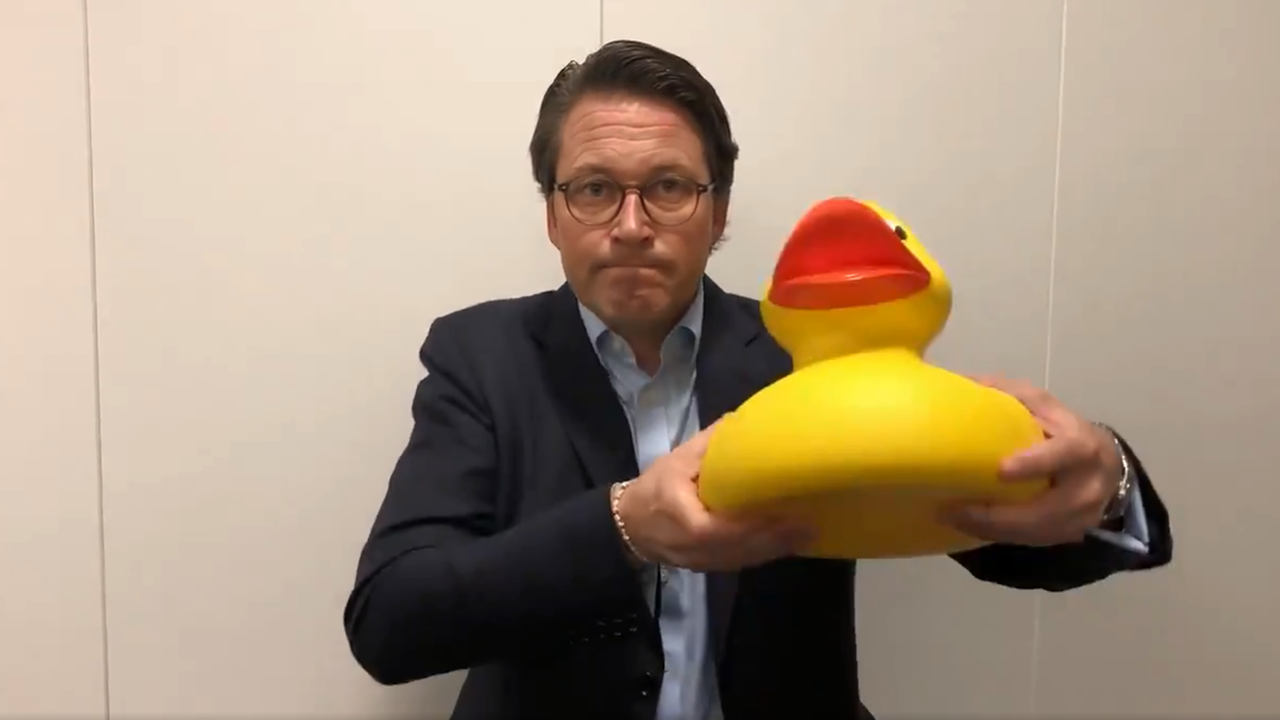 Bundesverkehrsminister Andreas Scheuer (CSU) hält eine gelbe Gummiente in die Höhe Bundesverkehrsminister Andreas Scheuer (CSU) hält eine gelbe Gummiente in die Höhe
