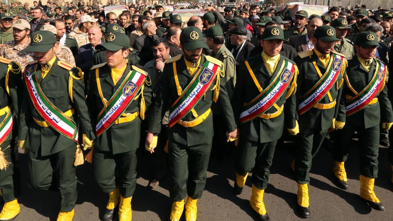 Soldaten der Iranischen Revolutionsgarde, auch Pasdaran genannt. Soldaten der Iranischen Revolutionsgarde, auch Pasdaran genannt.
