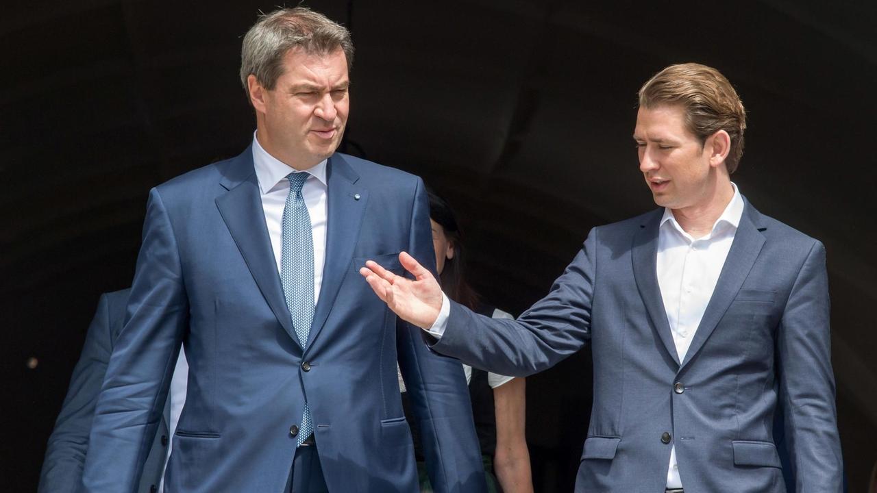 Bayerns Ministerpräsident Markus Söder und Österreichs Bundeskanzler Sebastian Kurz bei einem Treffen ihrer beiden Kabinette im österreichischen Linz Bayerns Ministerpräsident Markus Söder und Österreichs Bundeskanzler Sebastian Kurz bei einem Treffen ihrer beiden Kabinette im österreichischen Linz