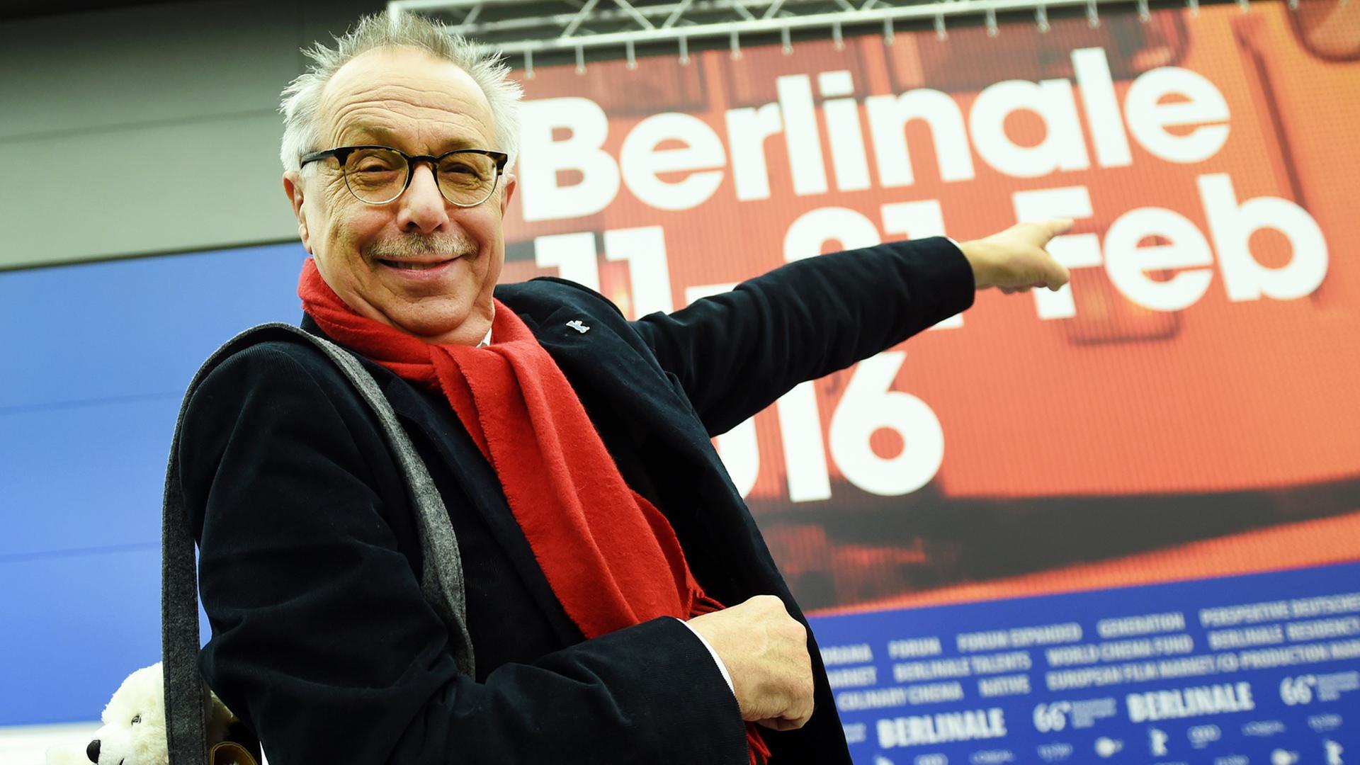 Kosslick zeigt auf ein rotes Film-Plakat der Berlinale Kosslick zeigt auf ein rotes Film-Plakat der Berlinale