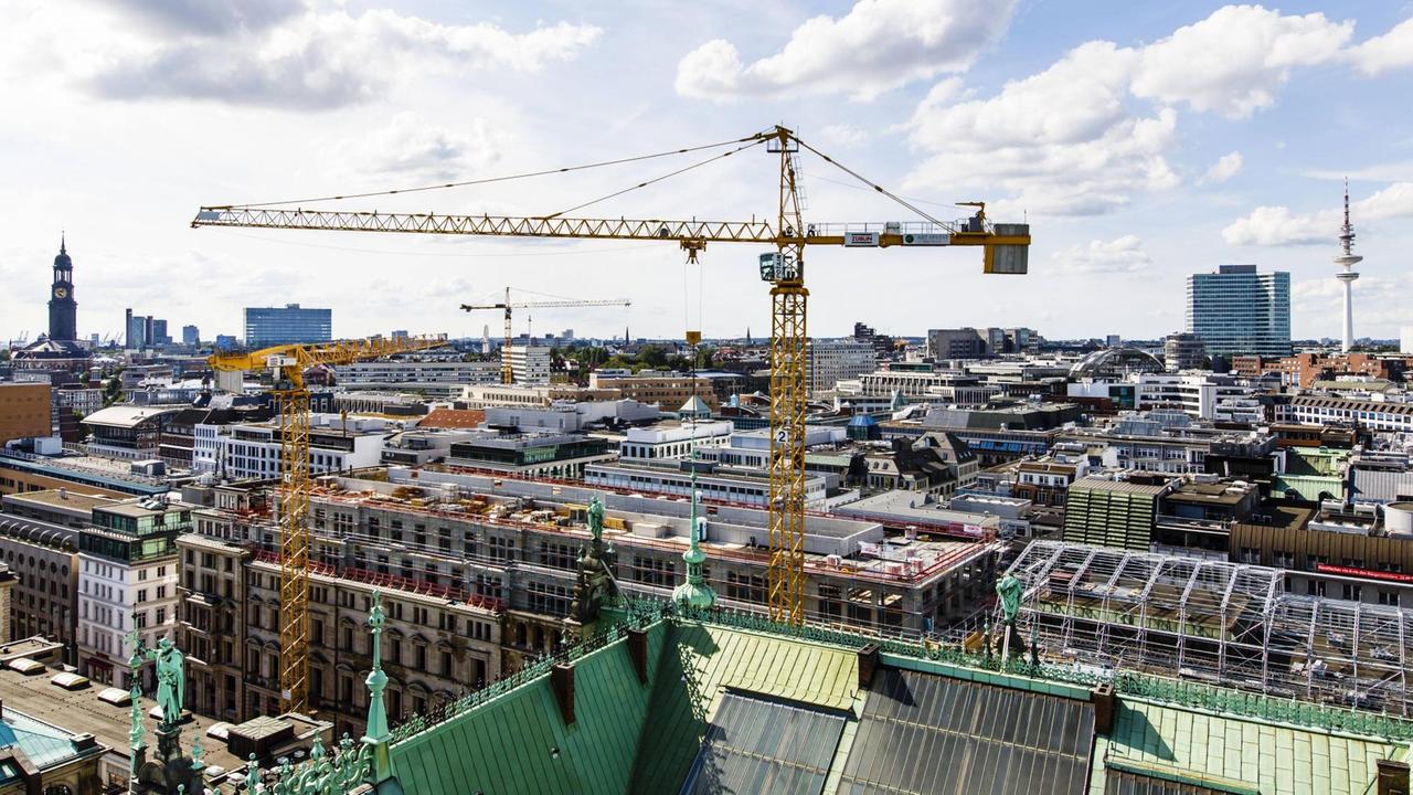 Blick auf die Baustelle des Mammutprojekt am Alten Wall zwischen Rathaus und Alsterfleet Rathaus. Blick auf die Baustelle des Mammutprojekt am Alten Wall zwischen Rathaus und Alsterfleet Rathaus.