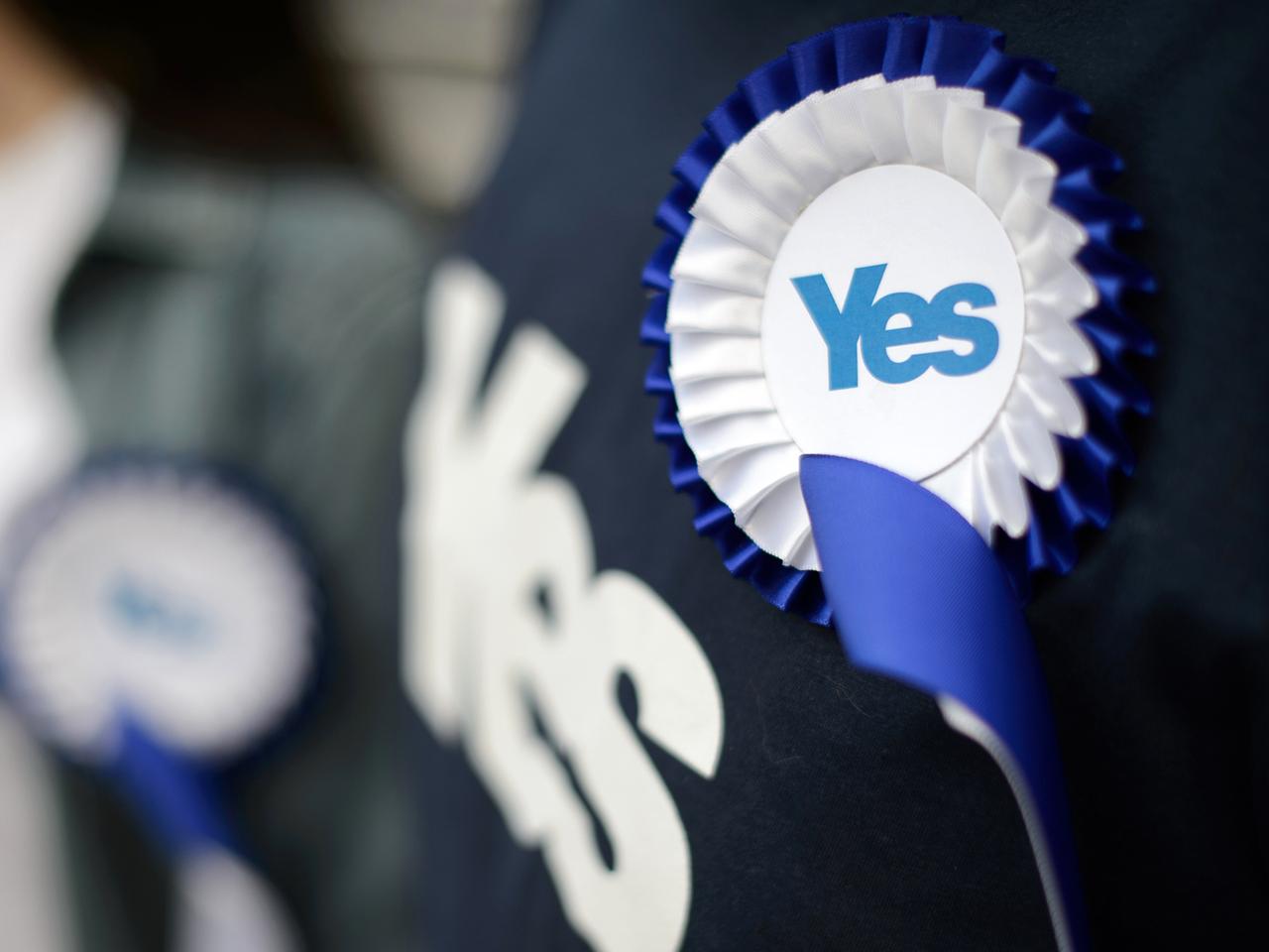 Die Unabhängigkeistbewegung Yes Scotland trägt traditionell blau/weiß und hofft auf einen Austritt aus Großbritannien.