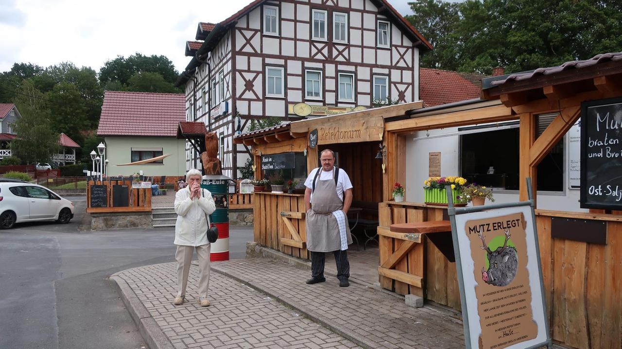 Der Koch Uwe steht vor dem Eingang seines Restaurants, dem "Refektorium".