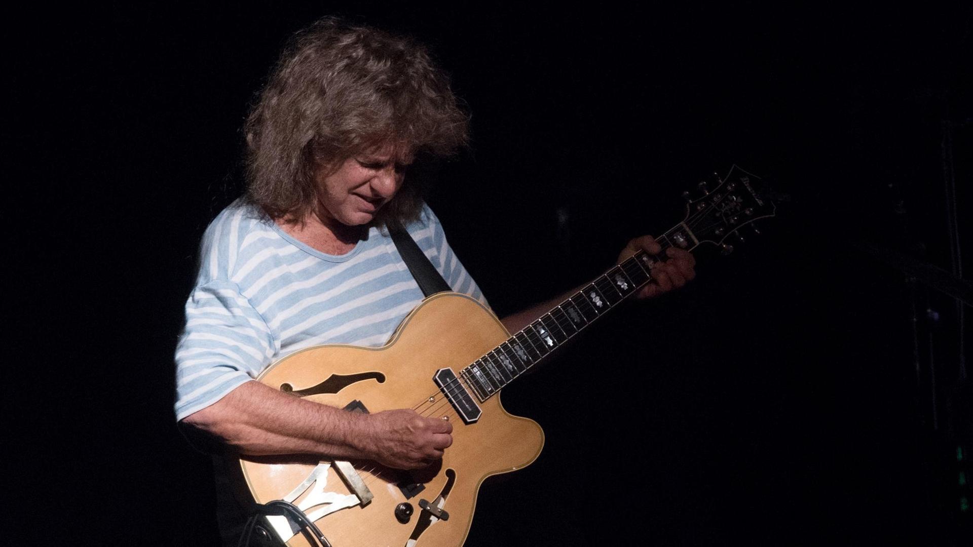 Der Jazz-Gitarrist Pat Metheny auf der Bühne, November 2019 in New York City. Der Jazz-Gitarrist Pat Metheny auf der Bühne, November 2019 in New York City.