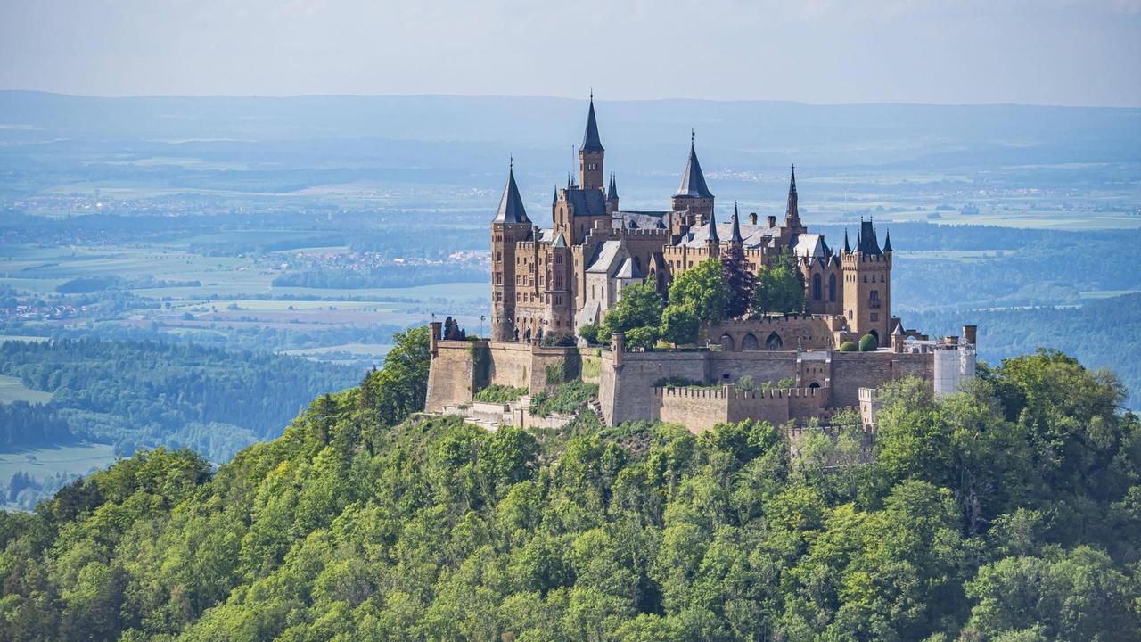 Die Burg Hohenzollern erhebt sich über das Land. Die Burg Hohenzollern erhebt sich über das Land.