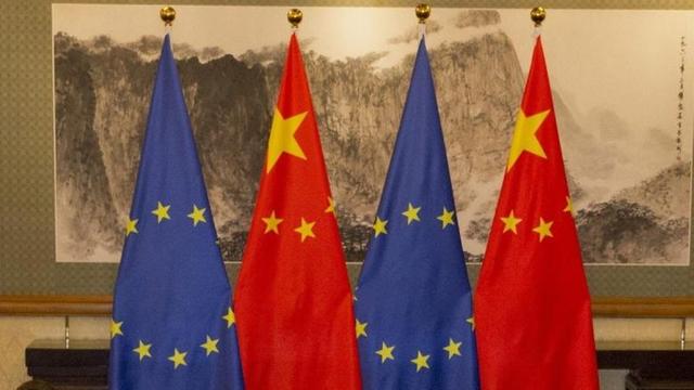 Die Flaggen Chinas und der EU.