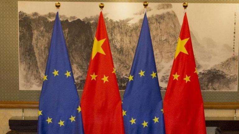 Die Flaggen Chinas und der EU. Die Flaggen Chinas und der EU.