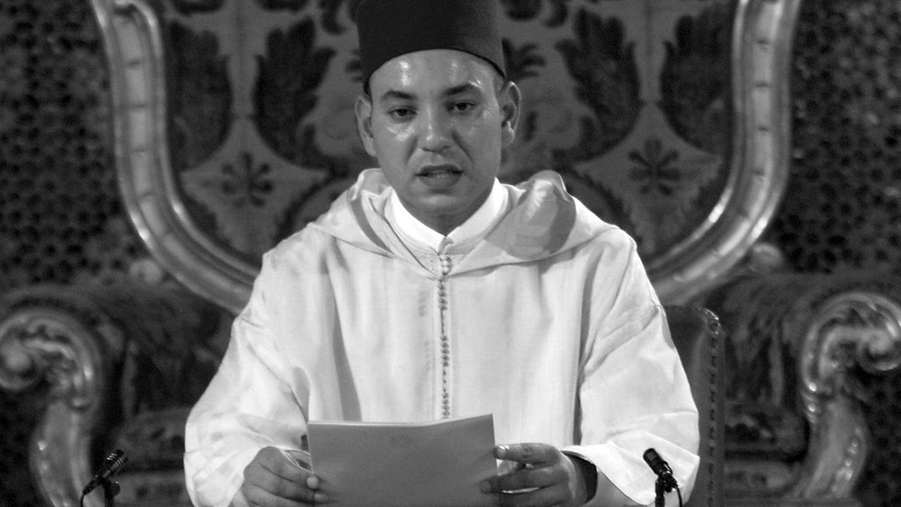 Ein Schwarz-Weiß-Foto zeigt Mohammed VI. bei seiner Thronrede. Ein Schwarz-Weiß-Foto zeigt Mohammed VI. bei seiner Thronrede.