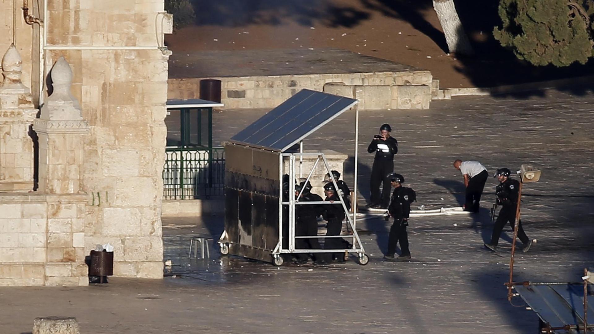 Israelische Sicherheitskräfte stehen am 28. September 2015 hinter einer Absperrung zu einem der Hauptzugänge der Al-Aksa-Moschee auf dem Tempelberg in Jerusalem/Israel. Neue Unruhen sind zwischen Israelis und Palästinensern ausgebrochen, weil sowohl Palästinenser als auch Israelis im gleichen Zeitraum religiöse Feste feiern und den Zugang zum Tempelberg für sich beanspruchen. Israelische Sicherheitskräfte stehen am 28. September 2015 hinter einer Absperrung zu einem der Hauptzugänge der Al-Aksa-Moschee auf dem Tempelberg in Jerusalem/Israel. Neue Unruhen sind zwischen Israelis und Palästinensern ausgebrochen, weil sowohl Palästinenser als auch Israelis im gleichen Zeitraum religiöse Feste feiern und den Zugang zum Tempelberg für sich beanspruchen.