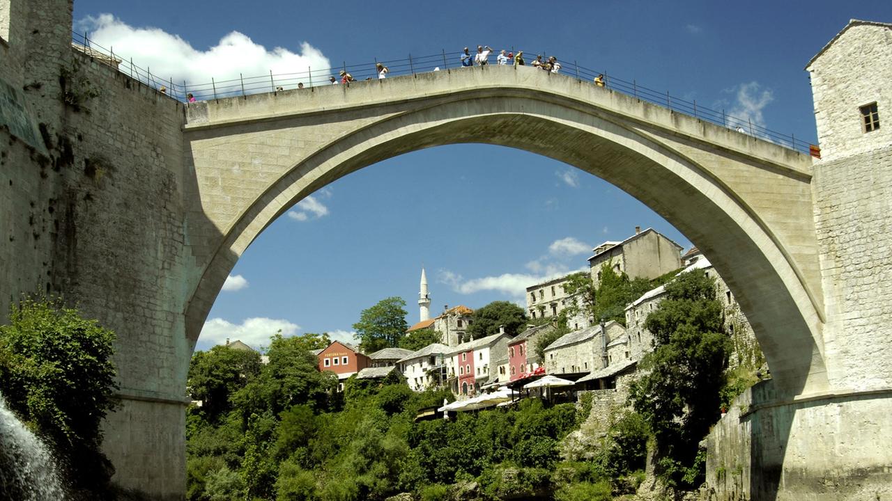 Die alte Brücke über den Fluss Neretva verbindet die beiden Altstadtteile von Mostar (Bosnien und Herzegowina), aufgenommen am 08.07.2010. Die alte Brücke über den Fluss Neretva verbindet die beiden Altstadtteile von Mostar (Bosnien und Herzegowina), aufgenommen am 08.07.2010.