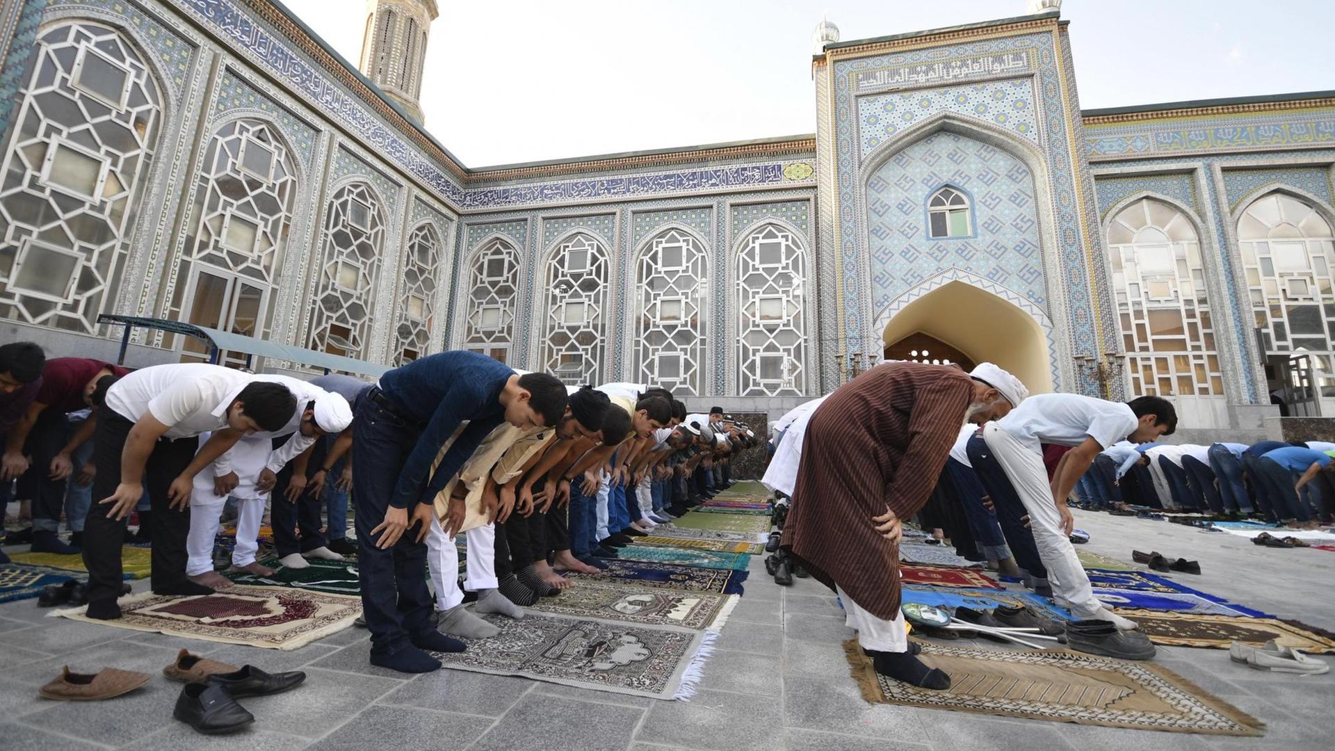 Männer beten in einer Moschee in Tadschikistan.