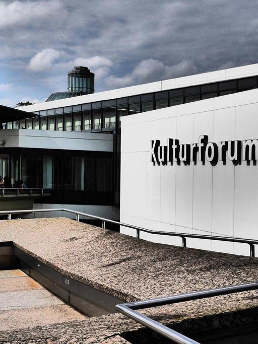 Blick auf den Eingangsbereich des neuentstandenen Kulturforums im Bezirk Tiergarten, nahe dem Potsdamer Platz. In dem Museumskomplex sind die Gemaeldegalerie, das Kupferstichkabinett, die Kunstbibliothek und das Kunstgewerbemuseum untergebracht.