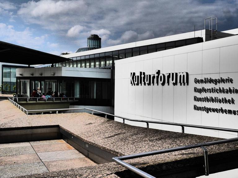 Blick auf den Eingangsbereich des neuentstandenen Kulturforums im Bezirk Tiergarten, nahe dem Potsdamer Platz. In dem Museumskomplex sind die Gemaeldegalerie, das Kupferstichkabinett, die Kunstbibliothek und das Kunstgewerbemuseum untergebracht.