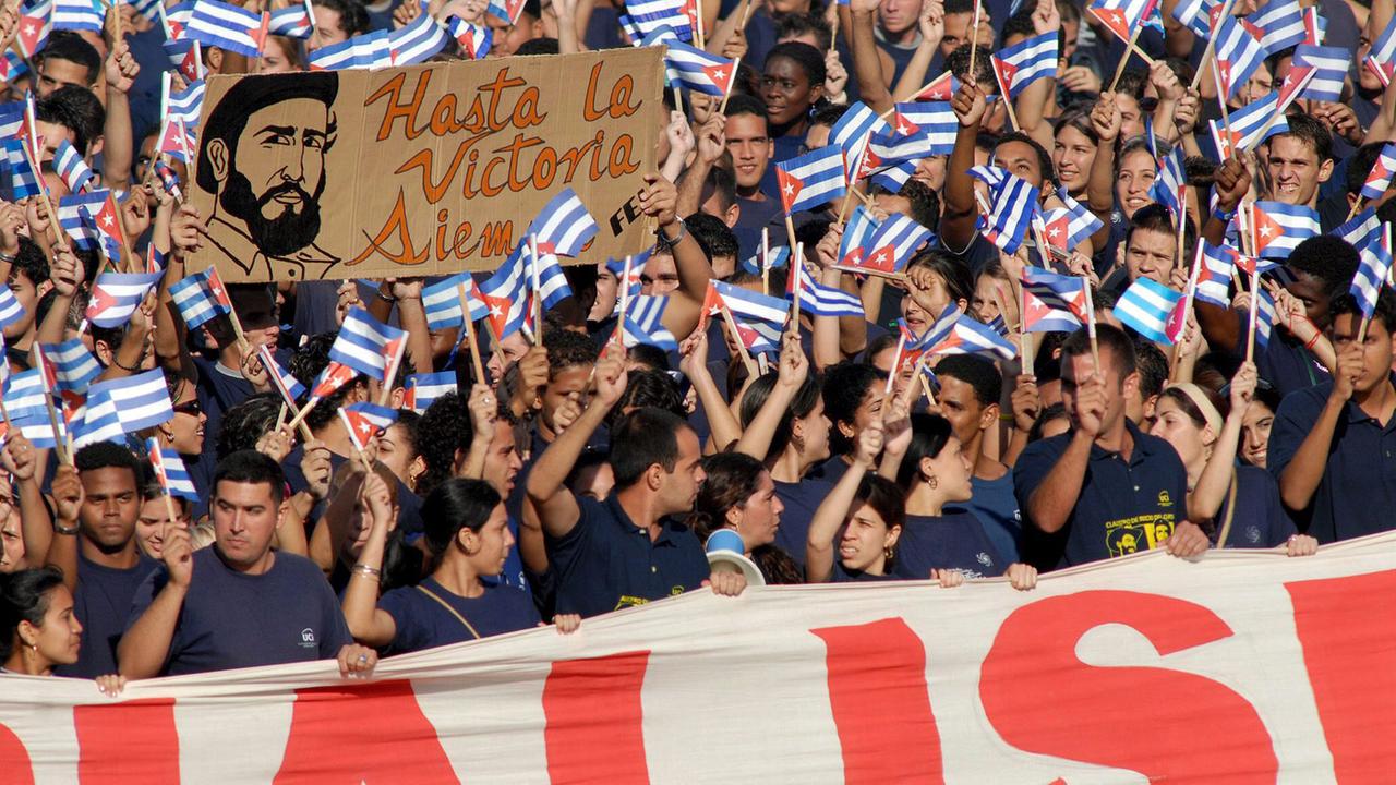 Junge Kubaner feiern den 80. Geburtstag von Fidel Castro 2006 in Havanna. Junge Kubaner feiern den 80. Geburtstag von Fidel Castro 2006 in Havanna.