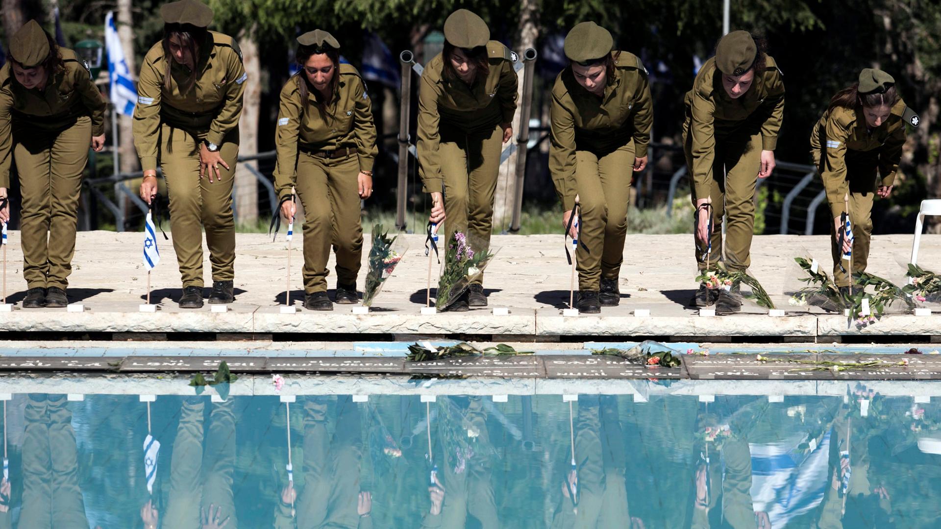 Der Gedenktag an die gefallenen israelischen Soldaten und Opfer des Terrorismus wird am 4. des Monats Ijjar nach jüdischem Kalender abgehalten. Der Gedenktag an die gefallenen israelischen Soldaten und Opfer des Terrorismus wird am 4. des Monats Ijjar nach jüdischem Kalender abgehalten.