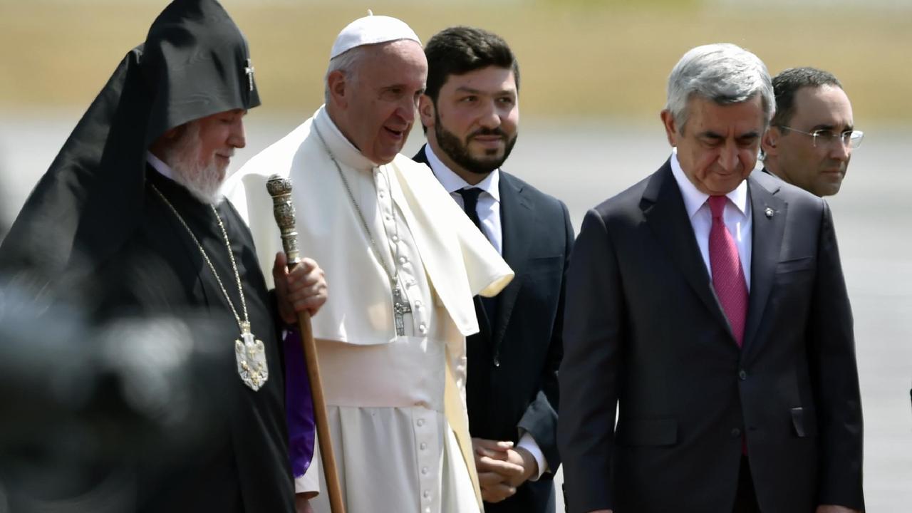 Papst Franziskus wird in Eriwan von Karekin II. (l.) und Präsident Sargsjan begrüßt