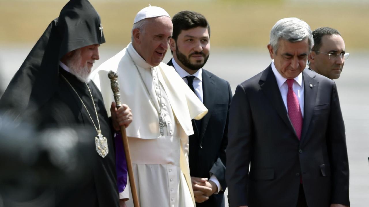 Papst Franziskus wird in Eriwan von Karekin II. (l.) und Präsident Sargsjan begrüßt Papst Franziskus wird in Eriwan von Karekin II. (l.) und Präsident Sargsjan begrüßt