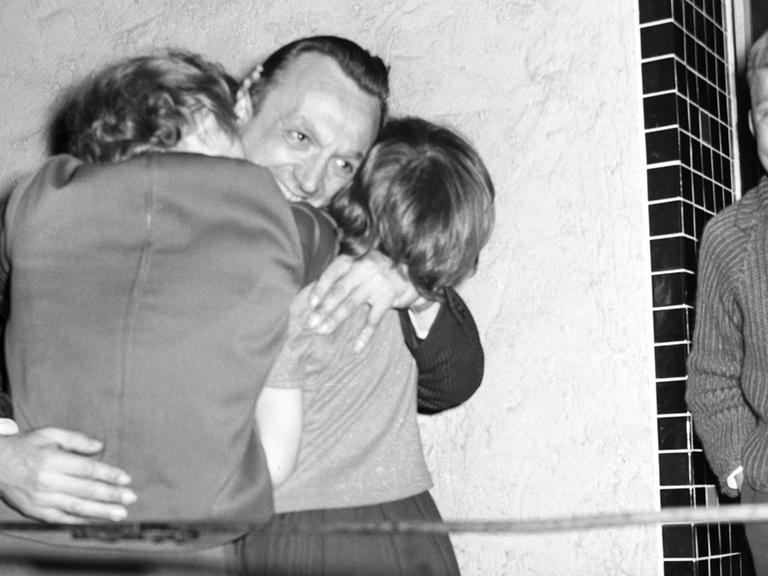 Der aus belgischer Haft entlassene 40 Jahre alte Deutsch-Belgier Josef Schmetz, den König Baudouin begnadigt hatte, traf am 13.03.1963 in seinem Heimatort Ochtersum bei Hildesheim ein.