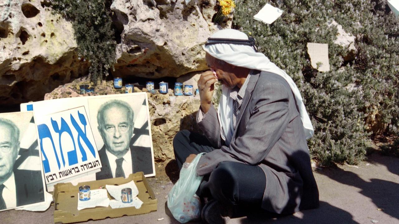 Ein weinender Araber vor dem Porträt von Jitzchak Rabin am 6. November 1995, dem Tag des Begräbnisses des ermordeten israelischen Ministerpräsidenten Ein weinender Araber vor dem Porträt von Jitzchak Rabin am 6. November 1995, dem Tag des Begräbnisses des ermordeten israelischen Ministerpräsidenten