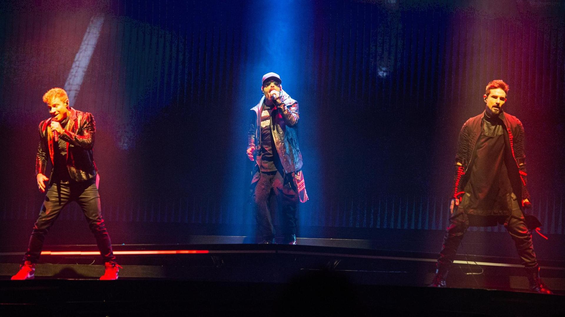 Brian Littrell, Alexander James McLean und Kevin Richardson von den Backstreet Boys singen zum Auftakt ihrer Deutschland-Tournee in Hannover. Brian Littrell, Alexander James McLean und Kevin Richardson von den Backstreet Boys singen zum Auftakt ihrer Deutschland-Tournee in Hannover.