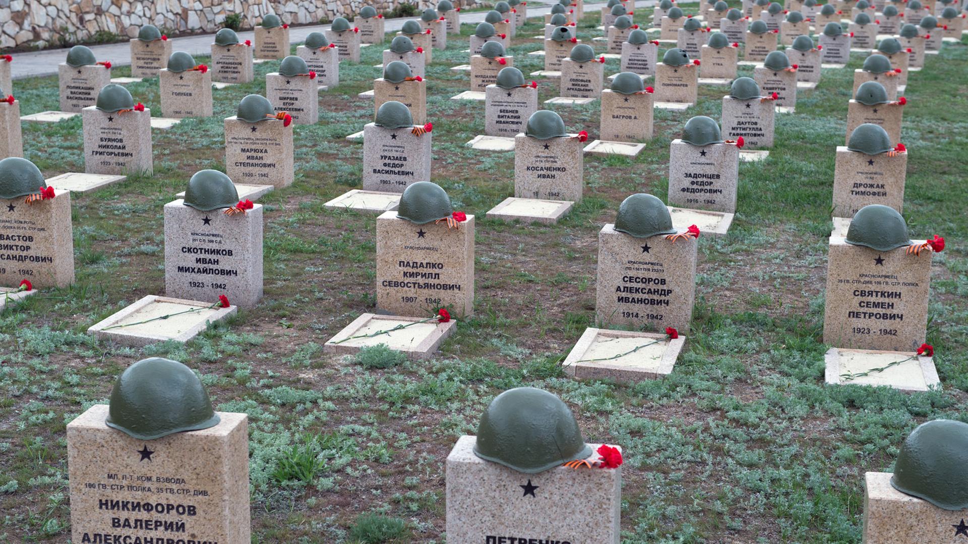 Gräber auf dem Soldatenfriedhof von Rossoschka bei Wolgograd (Russland), aufgenommen am 07.05.2015. Foto: Soeren Stache/dpa Gräber auf dem Soldatenfriedhof von Rossoschka bei Wolgograd (Russland), aufgenommen am 07.05.2015. Foto: Soeren Stache/dpa