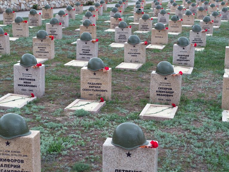 Gräber auf dem Soldatenfriedhof von Rossoschka bei Wolgograd (Russland), aufgenommen am 07.05.2015. Foto: Soeren Stache/dpa