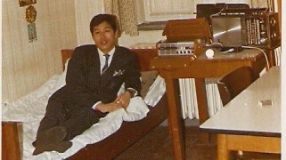 Der Vater von Publizist Martin Hyun liegt mit Anzug und Krawatte auf einem schmalen Bett. Der Vater von Publizist Martin Hyun liegt mit Anzug und Krawatte auf einem schmalen Bett.