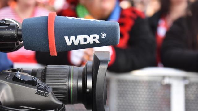 Ein Mikrofon an einer WDR-Kamera am 11.11.2018 in Köln bei der Eröffnung der Karneval Session 20182019 des Kölner Karnevals auf dem Heumarkt.