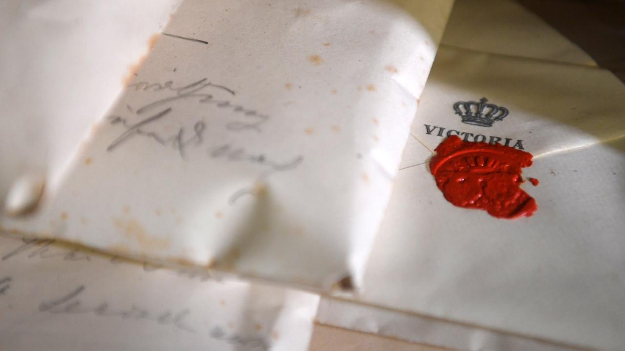 07.08.2018, Brandenburg, Potsdam: Rund 1000 zufällig entdeckte Briefe an die Kronprinzessin und spätere deutsche Kaiserin Auguste Victoria (1858-1921) werden im Neuen Palais vorgestellt. Die Korrespondenz war in einem Schrank gefunden worden. Die Briefe waren zwischen 1883 und 1886 an die damalige Kronprinzessin Auguste Victoria geschrieben worden, die später Königin von Preußen und deutsche Kaiserin wurde. Sie stammten von Mitgliedern fürstlicher Familien. 07.08.2018, Brandenburg, Potsdam: Rund 1000 zufällig entdeckte Briefe an die Kronprinzessin und spätere deutsche Kaiserin Auguste Victoria (1858-1921) werden im Neuen Palais vorgestellt. Die Korrespondenz war in einem Schrank gefunden worden. Die Briefe waren zwischen 1883 und 1886 an die damalige Kronprinzessin Auguste Victoria geschrieben worden, die später Königin von Preußen und deutsche Kaiserin wurde. Sie stammten von Mitgliedern fürstlicher Familien.