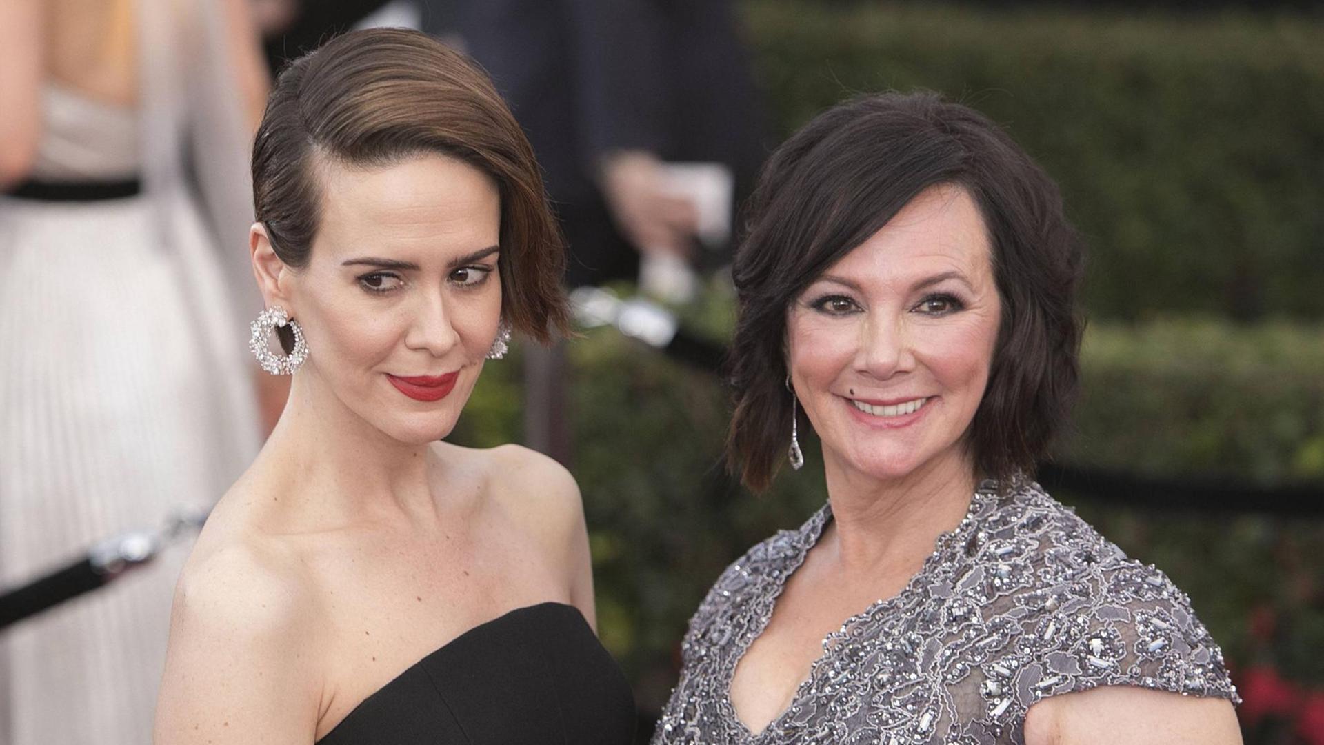 Schauspielerin Sarah Paulson und Chefanklägerin Marcia Clark bei der Emmy-Preisverleihung im Januar 2017 (Bild: imago stock&people / Javier Rojas) Schauspielerin Sarah Paulson und Chefanklägerin Marcia Clark bei der Emmy-Preisverleihung im Januar 2017 (Bild: imago stock&people / Javier Rojas)