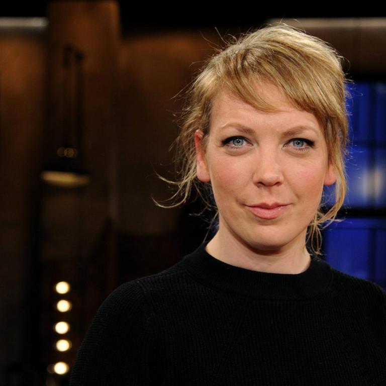 Die Schauspielerin Lina Beckmann zu Gast in der WDR Talkshow Kölner Treff am 02.03.2018 in Köln. Die Schauspielerin Lina Beckmann zu Gast in der WDR Talkshow Kölner Treff am 02.03.2018 in Köln.