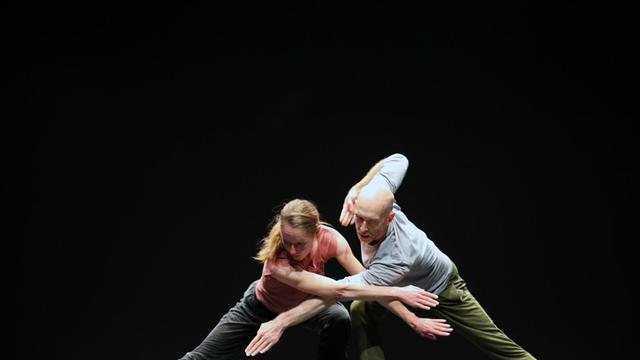 Brit Rodemund und Christopher Roman tanzen "Cataloque" von William Forsythe