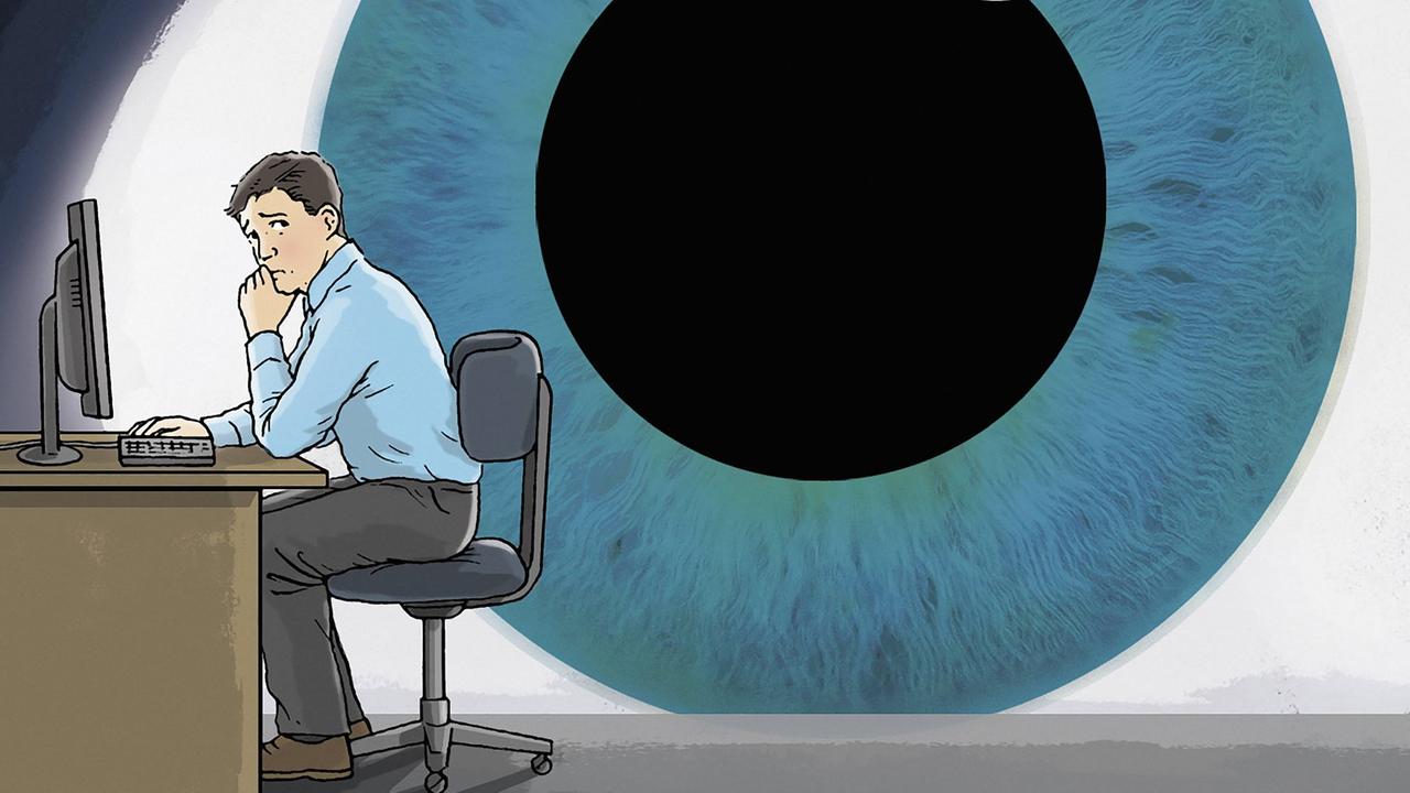 Ein großes Auge überwacht einen Mann am Schreibtisch. Ein großes Auge überwacht einen Mann am Schreibtisch.