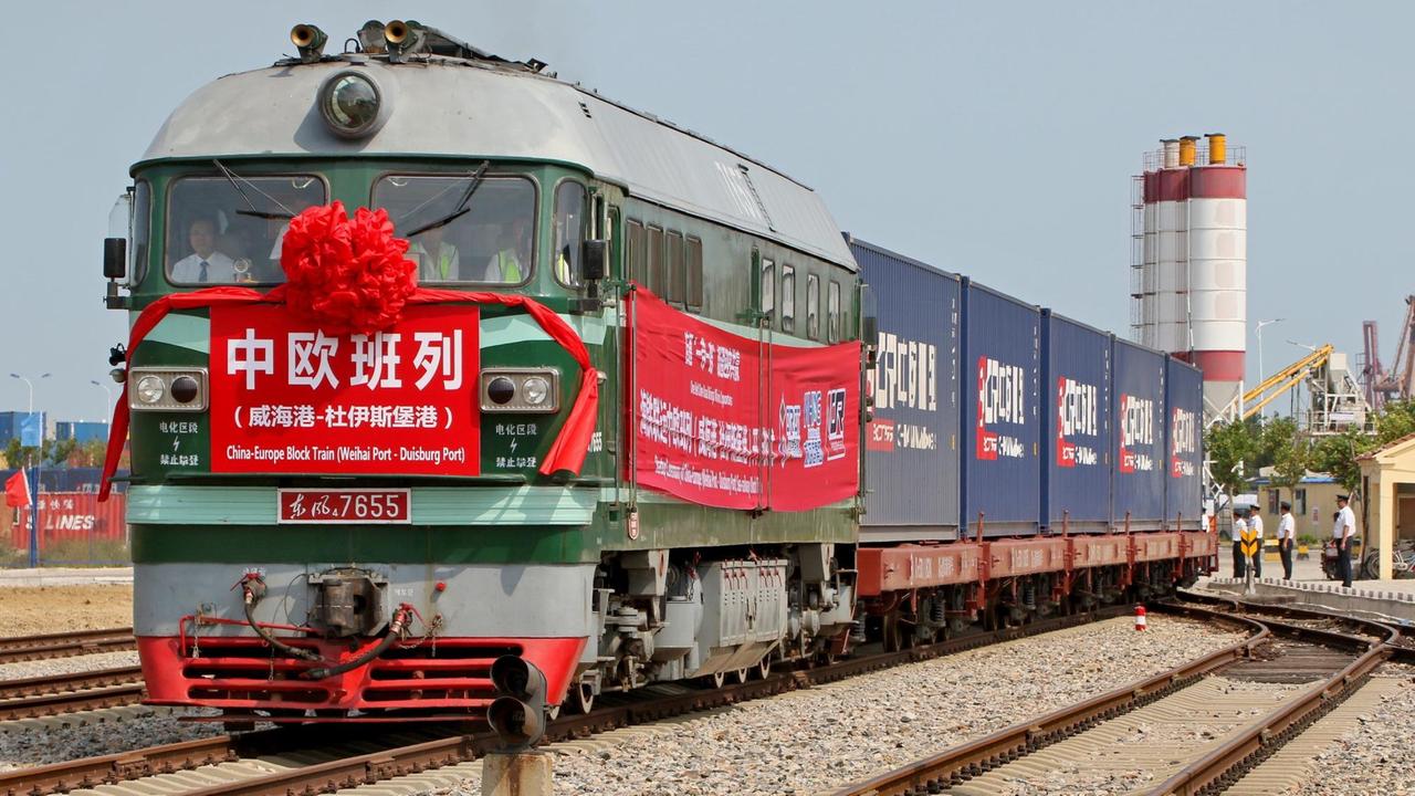 Ein geschmückter chinesischer Güterzug verlässt die Stadt Weihai, um nach Deutschland, in den Hafen von Duisburg zu fahren.