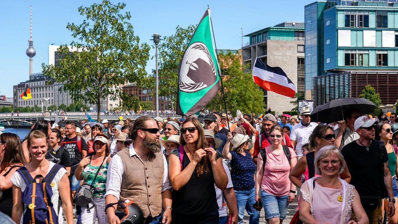 Impression von der sog. Lockdown-Großdemo vom 1. August: Zahlreiche, relativ nah beieinander laufende Demonstranten ohne Mund- und Nasenschutz beim Umzug im Regierungsviertel entlang der Spree, Richtung Reichstag. Impression von der sog. Lockdown-Großdemo vom 1. August: Zahlreiche, relativ nah beieinander laufende Demonstranten ohne Mund- und Nasenschutz beim Umzug im Regierungsviertel entlang der Spree, Richtung Reichstag.