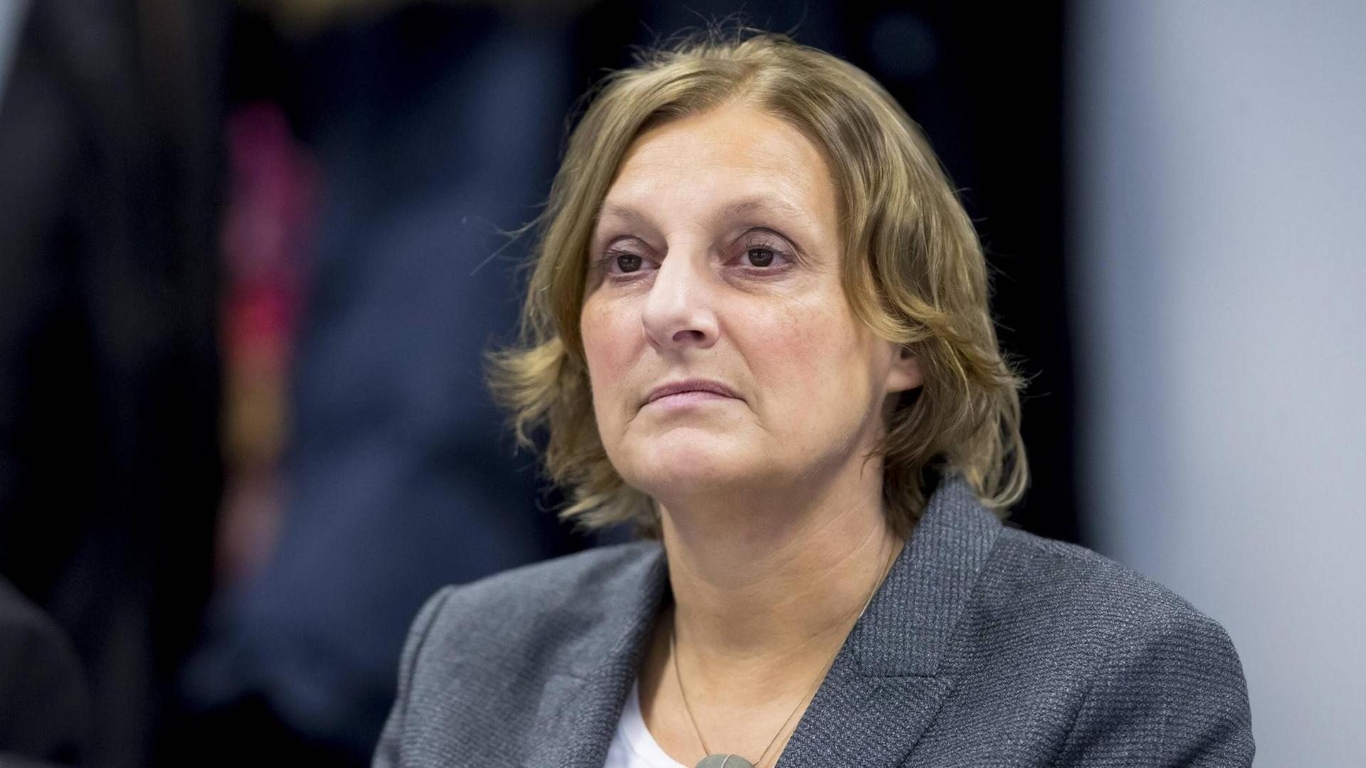 Die neue Präsidentin der Kultusministerkonferenz (KMK) und Ministerin Britta Ernst (SPD, Ministerin für Schule und Berufsbildung) besucht den Campus für Hörakustiker, in Schleswig-Holstein. Die neue Präsidentin der Kultusministerkonferenz (KMK) und Ministerin Britta Ernst (SPD, Ministerin für Schule und Berufsbildung) besucht den Campus für Hörakustiker, in Schleswig-Holstein.