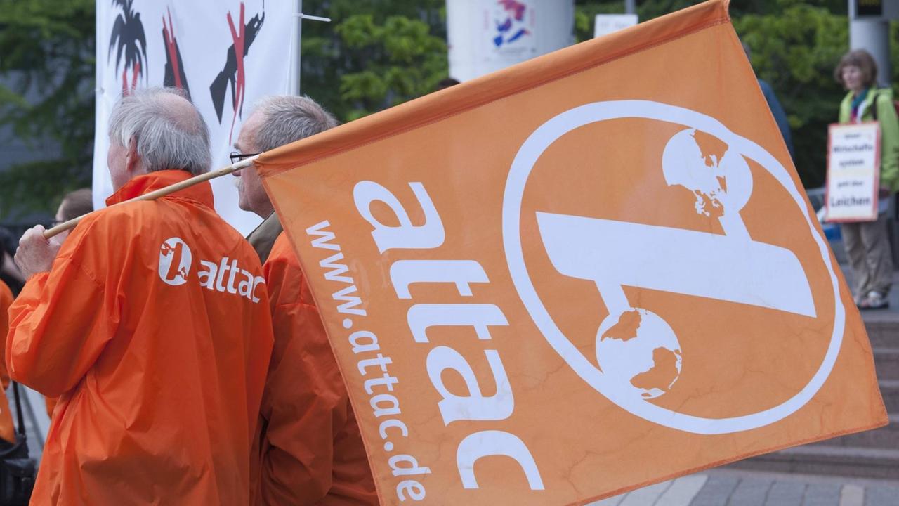 In Frankfurt demonstrieren 2018 Attac-Mitglieder unter anderem gegen Geschäfte der Deutschen Bank in Steueroasen, Gewinnverschiebung und Steuerhinterziehung. In Frankfurt demonstrieren 2018 Attac-Mitglieder unter anderem gegen Geschäfte der Deutschen Bank in Steueroasen, Gewinnverschiebung und Steuerhinterziehung.