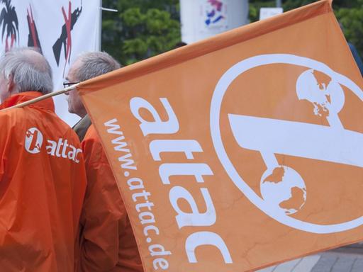 In Frankfurt demonstrieren 2018 Attac-Mitglieder unter anderem gegen Geschäfte der Deutschen Bank in Steueroasen, Gewinnverschiebung und Steuerhinterziehung.
