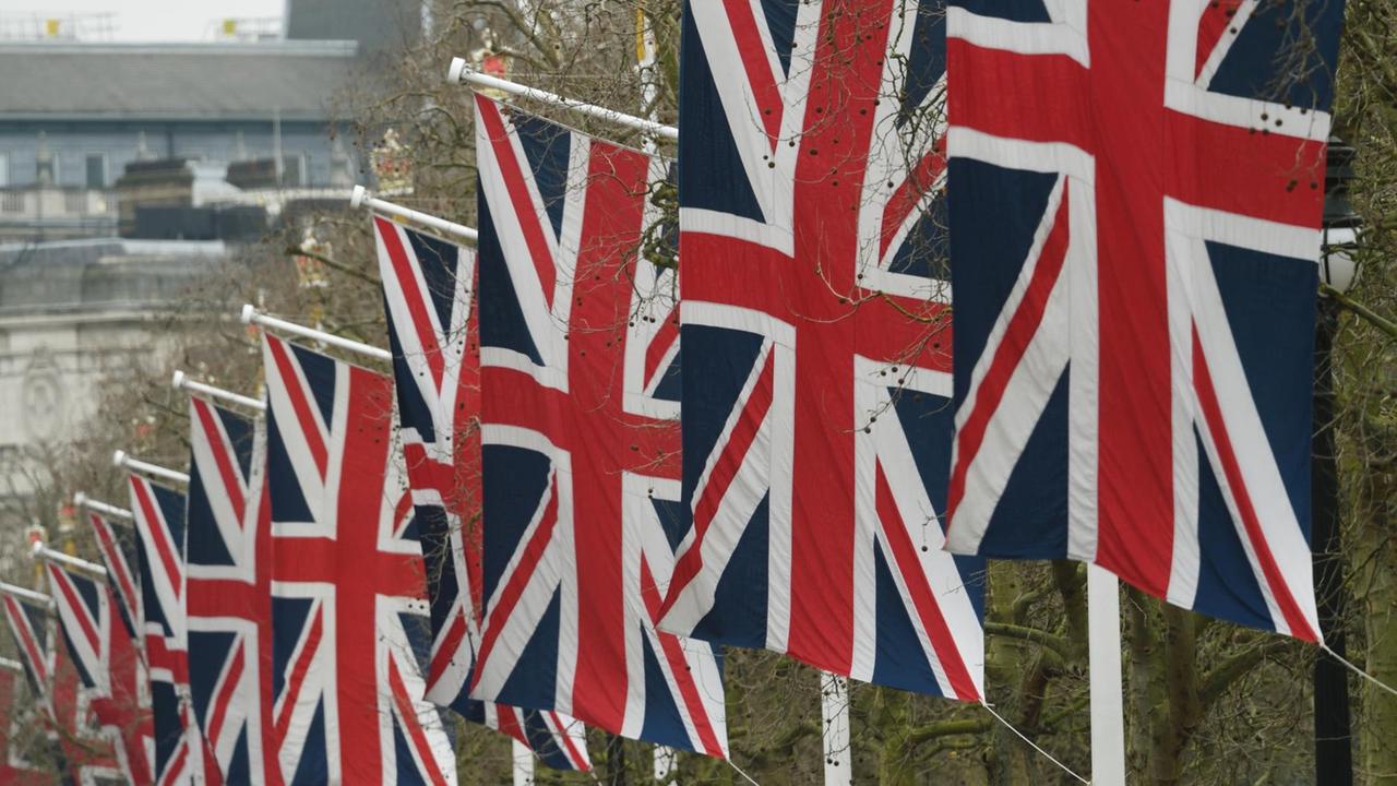 Eine Reihe von britischen Nationalflaggen hängt entlang der Straße The Mall, die zum Buckingham Palace in London führt. Eine Reihe von britischen Nationalflaggen hängt entlang der Straße The Mall, die zum Buckingham Palace in London führt.